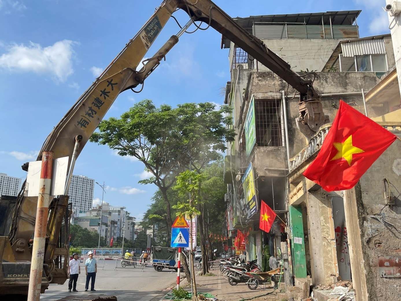 Đồng chí Võ Đăng Dũng- Bí thư Đảng ủy, Chủ tịch HĐND phường và đồng chí Nguyễn Sỹ Đoàn - Phó Bí thư Đảng ủy, Chủ tịch UBND phường kiểm tra hiện trường công tác GPMB ngày 29/4/2026