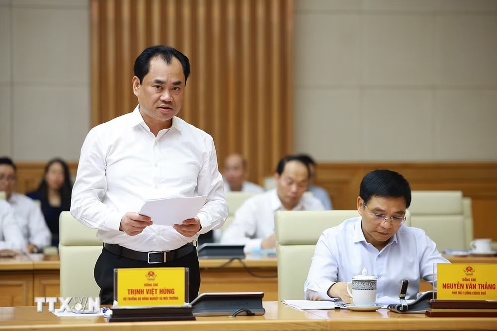 Bộ trưởng Bộ Nông nghiệp và Môi trường Trịnh Việt Hùng báo cáo kết quả thực hiện nhiệm vụ của ngành nông nghiệp và môi trường. (Ảnh: Dương Giang/TTXVN) ttxvn-thu-tuong-lam-viec-voi-lanh-dao-bo-nong-nghiep-va-moi-truong-5.jpg