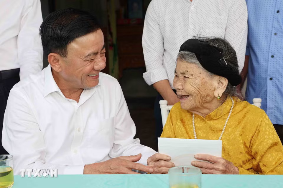 e90fead7bdac04fc1899e54df4e40dc9c19-_ttxvn-thuong-truc-ban-bi-thu-tham-tang-qua-me-viet-nam-anh-hung-tai-nghe-an-1.jpg.avif.jpg