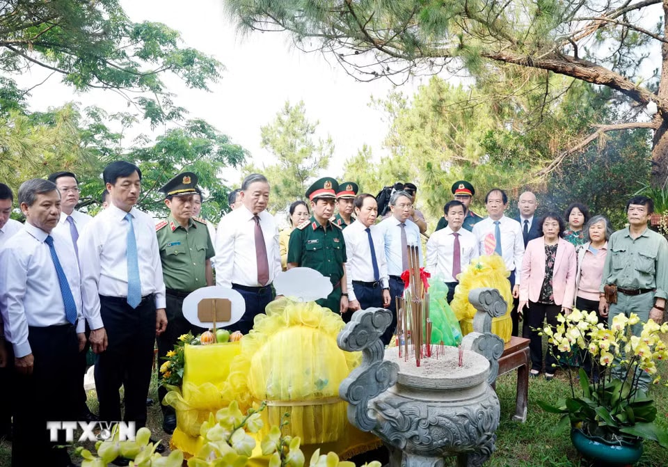 ede489a860ee03e7b1e81444002cd9c-_ttxvn-tong-bi-thu-chu-tich-nuoc-dang-huong-tuong-niem-dai-tuong-vo-nguyen-giap-4.jpg.avif.jpg