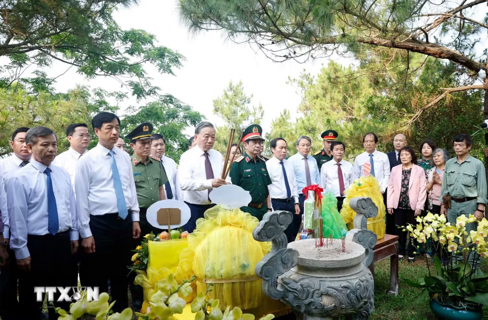f625cbbe66f7ca775a0dd7e82281fd07-_ttxvn-tong-bi-thu-chu-tich-nuoc-dang-huong-tuong-niem-dai-tuong-vo-nguyen-giap-5.jpg.avif.jpg
