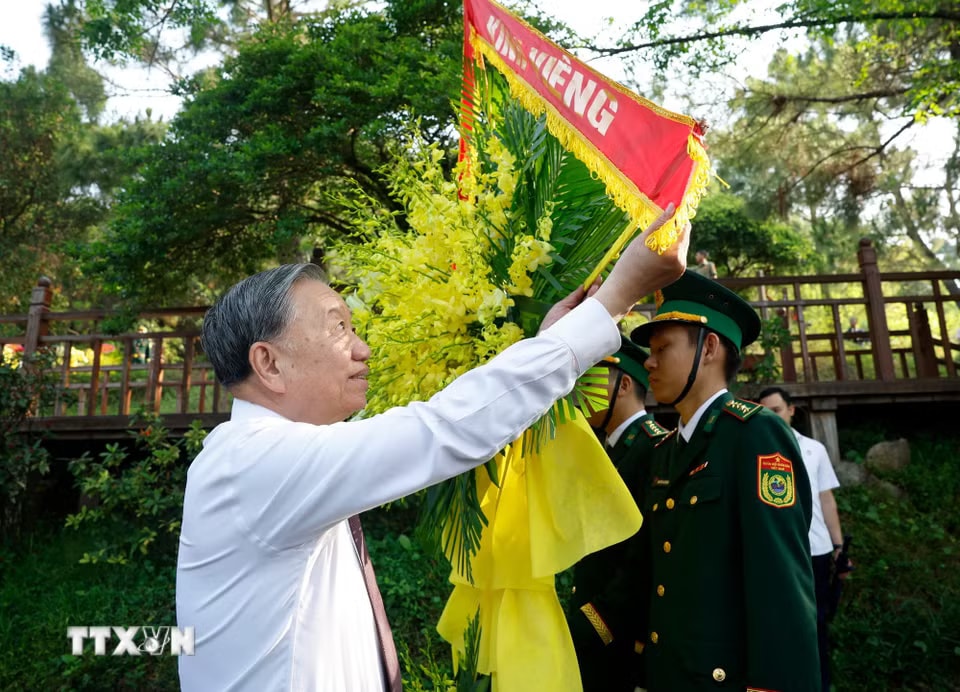 f63a1db2c3533053689bba32779d8619-_ttxvn-tong-bi-thu-chu-tich-nuoc-dang-huong-tuong-niem-dai-tuong-vo-nguyen-giap-1.jpg.avif.jpg