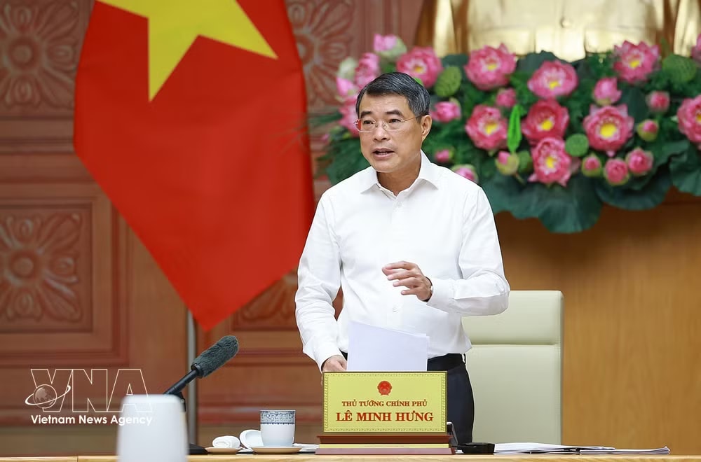 Prime Minister Le Minh Hung addresses the working session with the Ministry of Finance on April 29. (Photo: VNA) vnanet-potal-thu-tuong-lam-viec-voi-lanh-dao-bo-tai-chinh-8731788.jpg