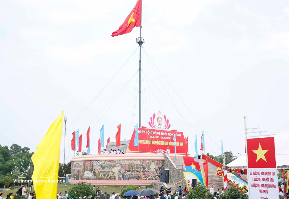 vnanet-quang-tri-flag-raising-ceremony.jpg
