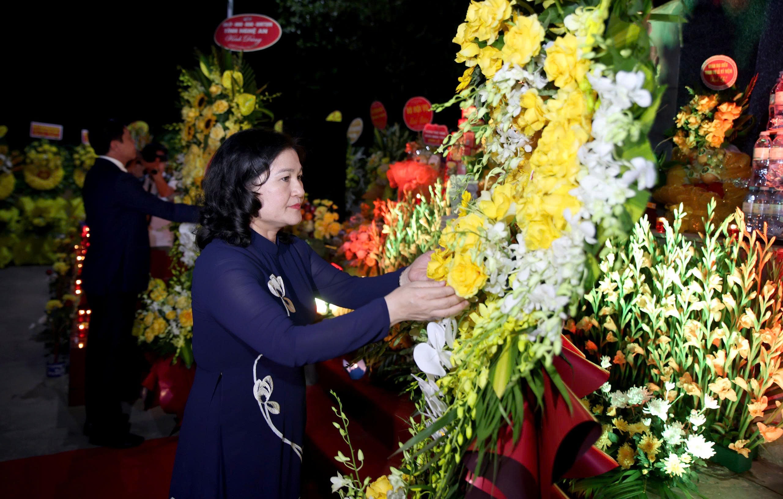 Thứ trưởng Bộ Nội vụ Nguyễn Thị Hà dâng hoa tưởng niệm các liệt sĩ TNXP.