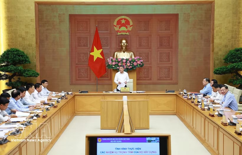 Prime Minister Le Minh Hung chairs the meeting on April 29 to review the Ministry of Construction’s performance since early 2026 and outline priorities ahead (Photo: VNA)
