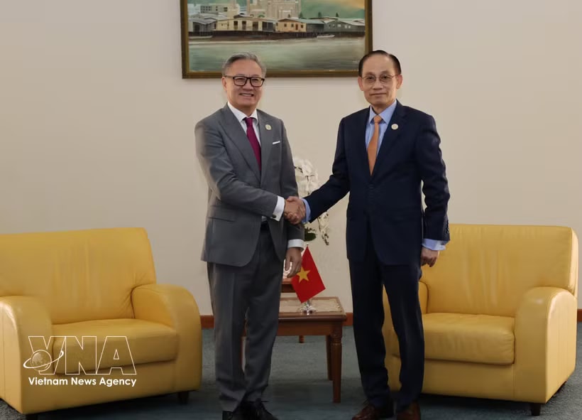 Minister of Foreign Affairs Le Hoai Trung (R) meets with Lao Deputy Prime Minister and Minister of Foreign Affairs Thongsavan Phomvihane on the sidelines of the 25th ASEAN–EU Foreign Ministers’ Meeting on April 28. (Photo: VNA)