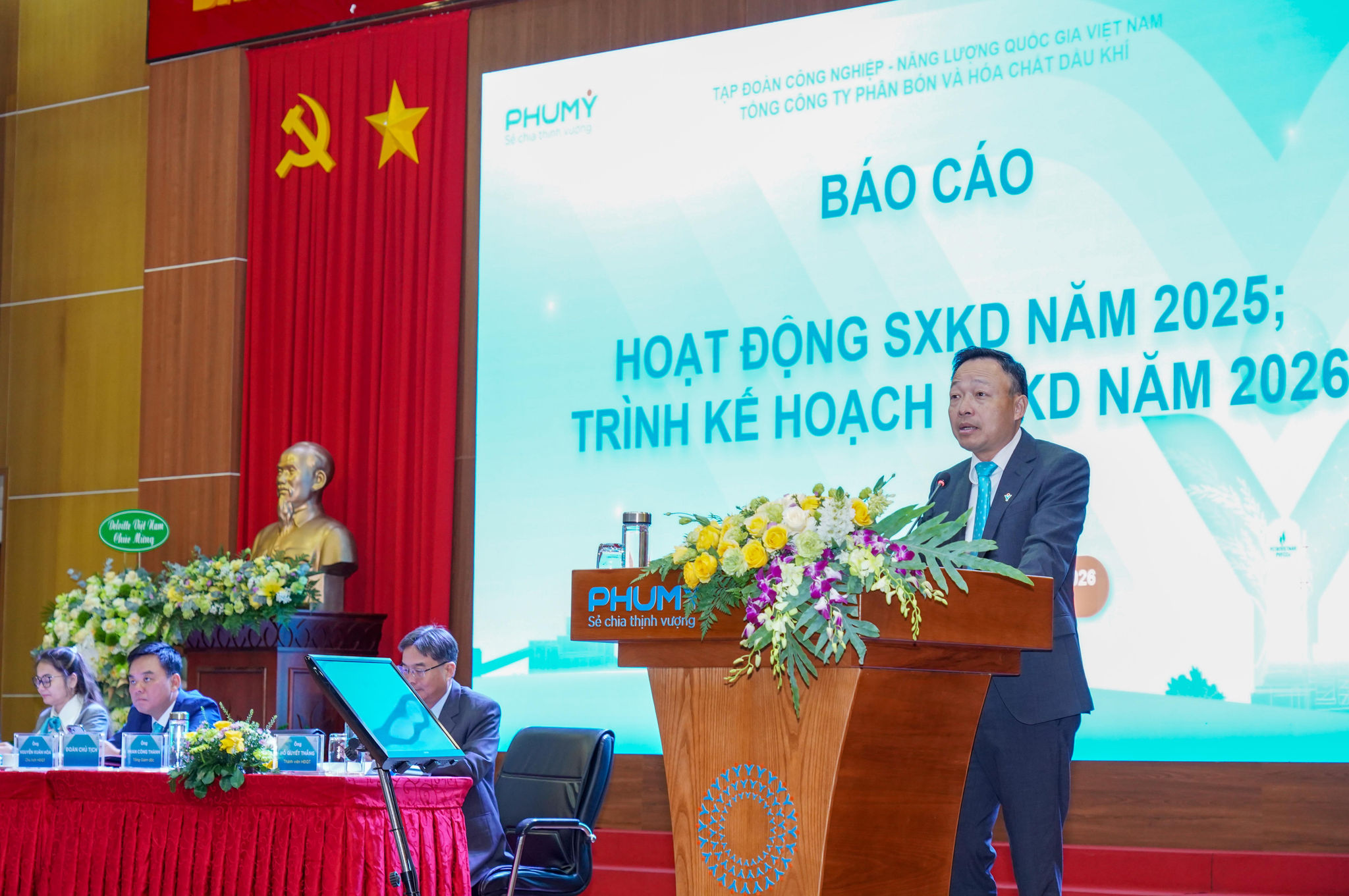 Ông Phan Công Thành trình bày báo cáo tại Phiên họp