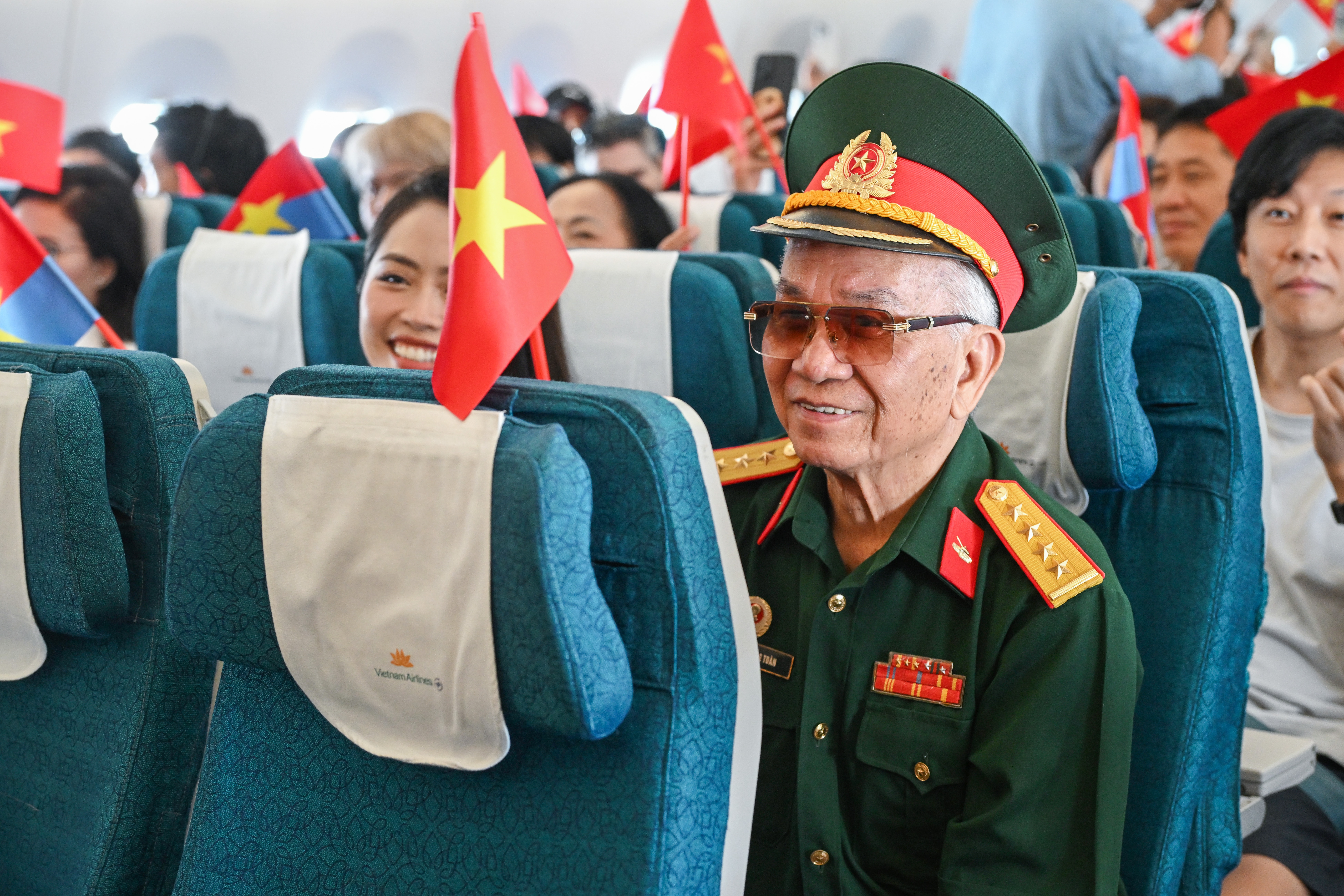 5. Chuyến bay càng trở nên đặc biệt với sự xuất hiện của Đại uý, cựu chiến binh Vũ Đăng Toàn – nguyên Chính trị viên Đại đội 4, người chỉ huy xe tăng 390 húc đổ cánh cổng Dinh Độc Lập vào trưa ngày 30_4_1975