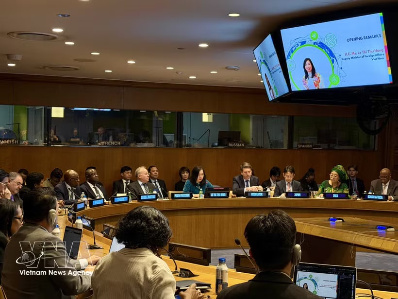 Deputy Minister of Foreign Affairs Le Thi Thu Hang, head of the Vietnamese delegation to the 11th NPT Review Conference, addresses the roundtable discussion on April 29. (Photo published by VNA)