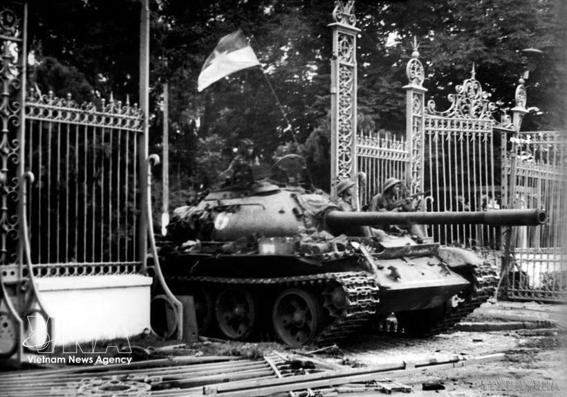 A tank of the Liberation Army passes through the iron gate, entering the Independence Palace – the last stronghold of the enemy, around the noon of April 30, 1975. (Photo: VNA)