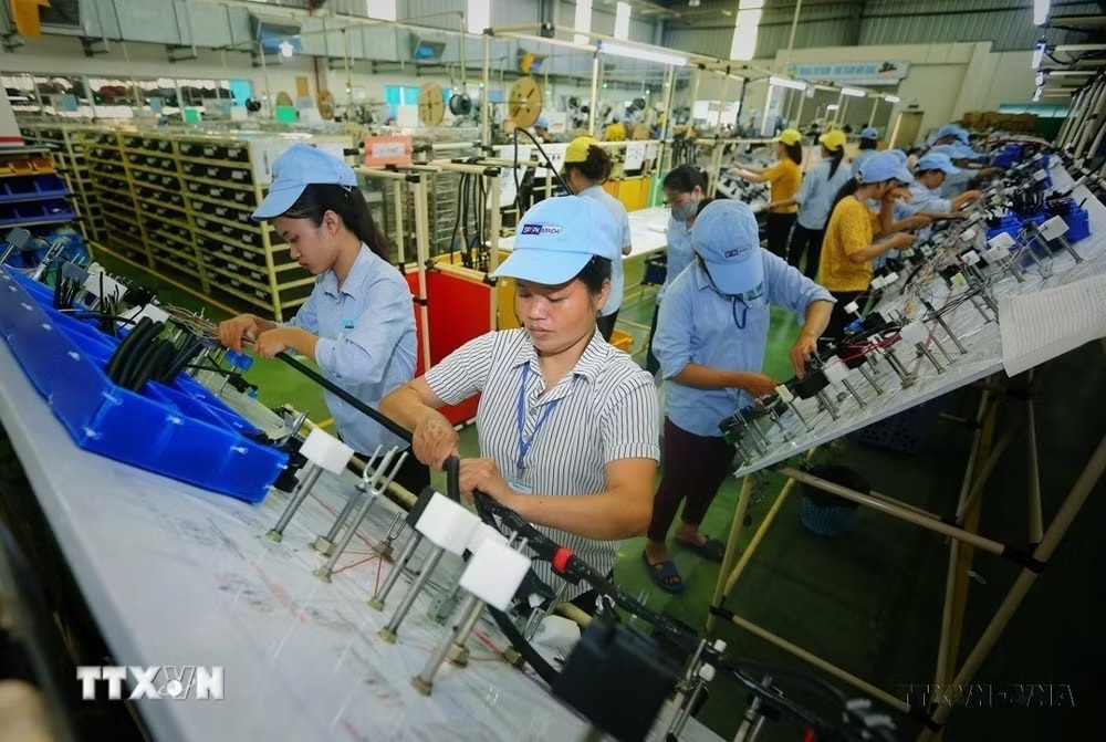 Sản xuất linh kiện điện, điện tử tại Công ty trách nhiệm hữu hạn linh kiện tự động Minda Việt Nam (vốn đầu tư của Ấn Độ) tại Vĩnh Phúc. (Ảnh: Danh Lam/TTXVN) ttxvn-vietnam-an-do-2.jpg