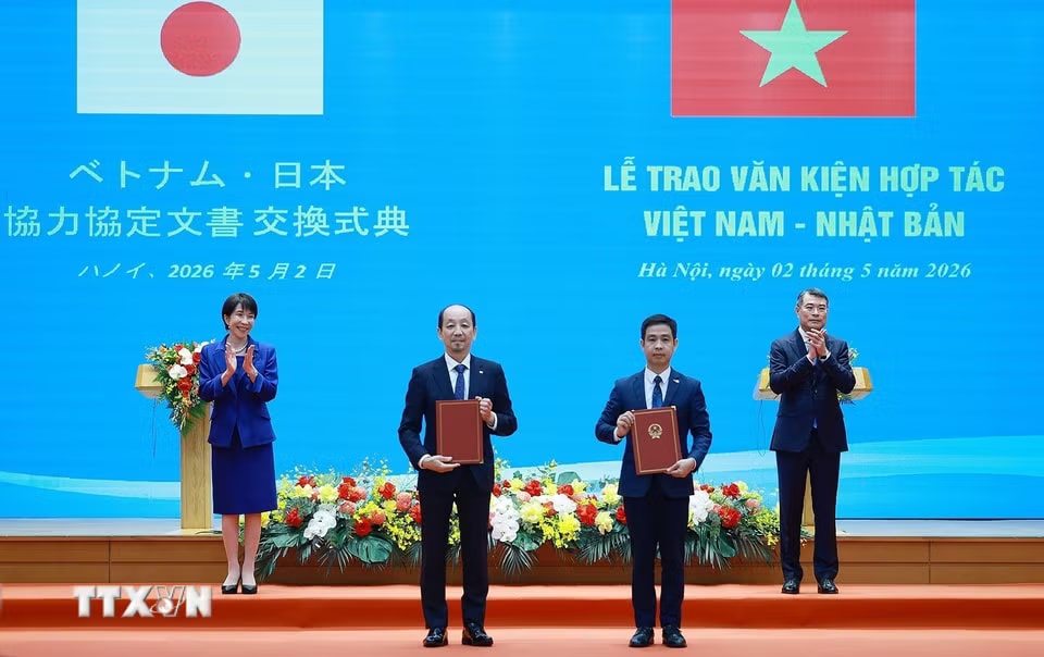 a087215af1e-_ttxvn-thu-tuong-le-minh-hung-va-thu-tuong-nhat-ban-chung-kien-trao-cac-van-kien-hop-tac-8737105-1.jpg.avif.jpg