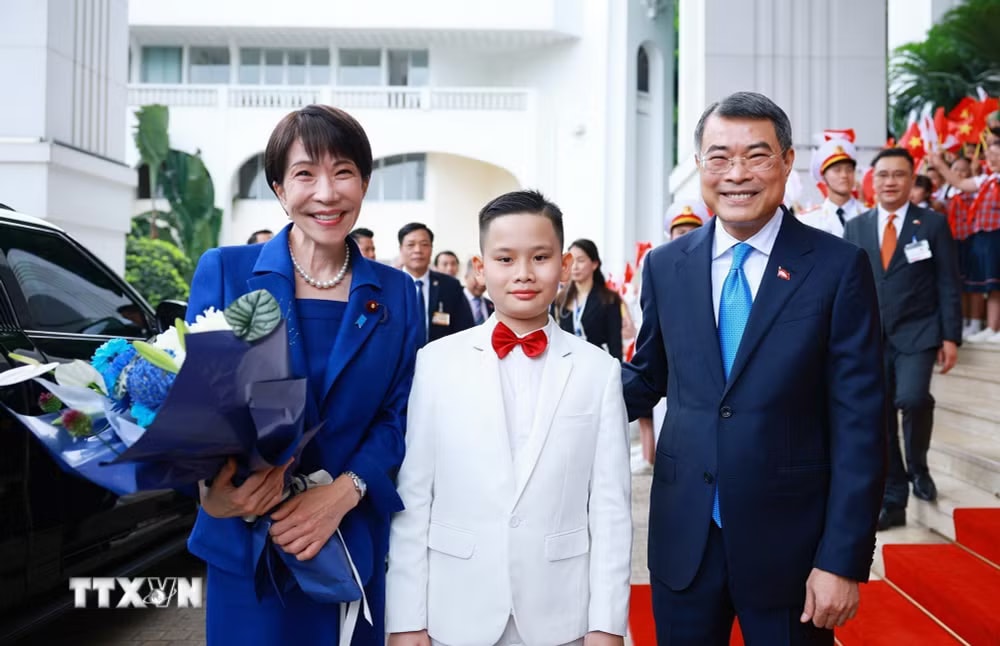 Thiếu nhi thủ đô tặng hoa chào đón Thủ tướng Nhật Bản Takaichi Sanae sang thăm chính thức Việt Nam. (Ảnh: Dương Giang/TTXVN) ttxvn-0205-thu-tuong-le-minh-hung-don-thu-tuong-nhat-ban-4.jpg
