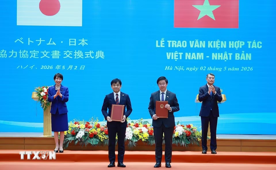 ba0ec5e45ed7a862e-_ttxvn-thu-tuong-le-minh-hung-va-thu-tuong-nhat-ban-chung-kien-trao-cac-van-kien-hop-tac-8737104.jpg.avif.jpg