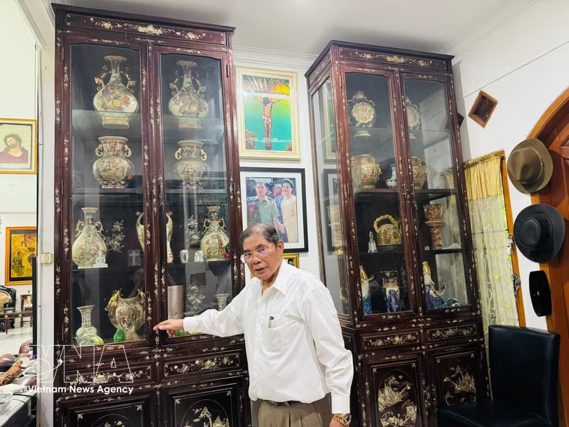 The exquisite mother-of-pearl inlaid cabinet that Lumban Sianipar meticulously brings back from Vietnam (Photo: VNA)