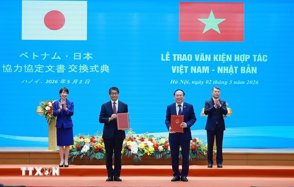 d6984024294e056a-_ttxvn-thu-tuong-le-minh-hung-va-thu-tuong-nhat-ban-chung-kien-trao-cac-van-kien-hop-tac-8737105-3.jpg.avif.jpg