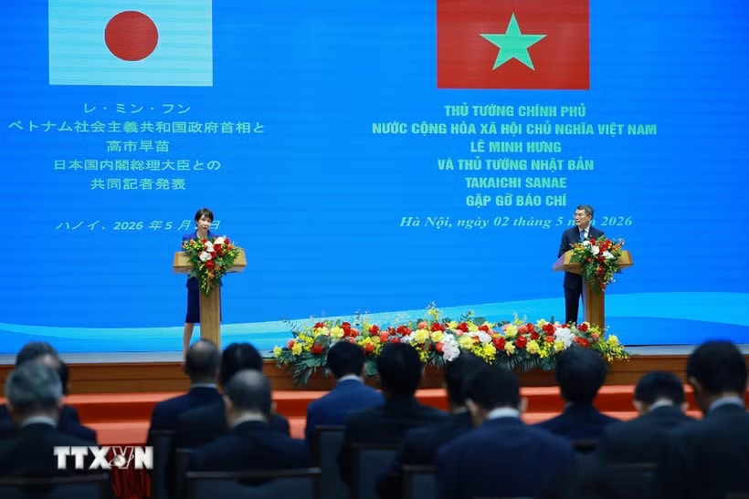 Thủ tướng Lê Minh Hưng và Thủ tướng Nhật Bản Takaichi Sanae gặp gỡ báo chí. (Ảnh: Dương Giang/TTXVN)