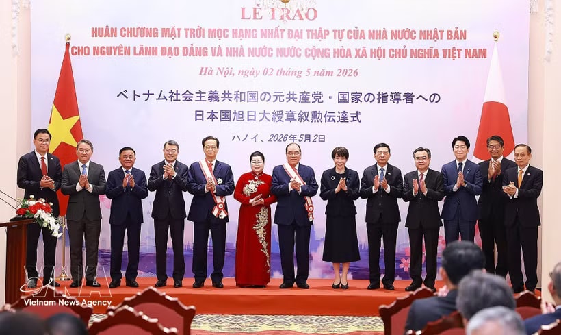 Prime Minister Le Minh Hung and Japanese Prime Minister Takaichi Sanae pose for a group photo with delegates. (Photo: VNA)