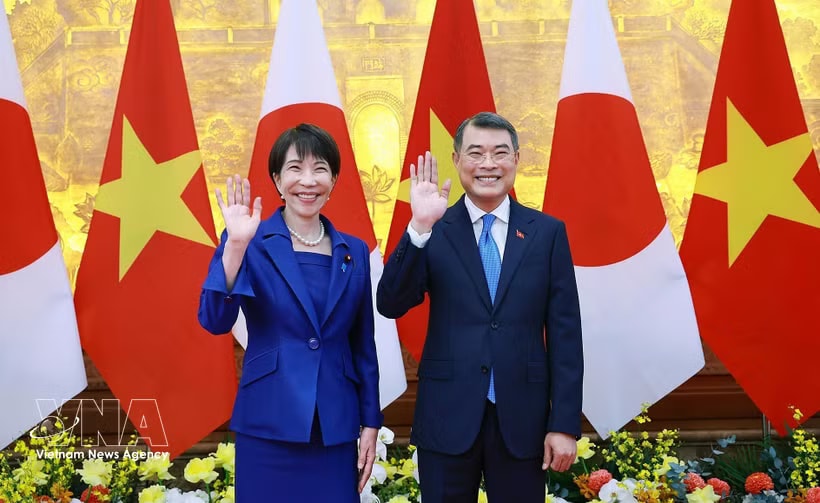 Prime Minister Le Minh Hung and Japanese Prime Minister Takaichi Sanae pose for a photo at the official welcome ceremony on May 2, 2026. (Photo: VNA)