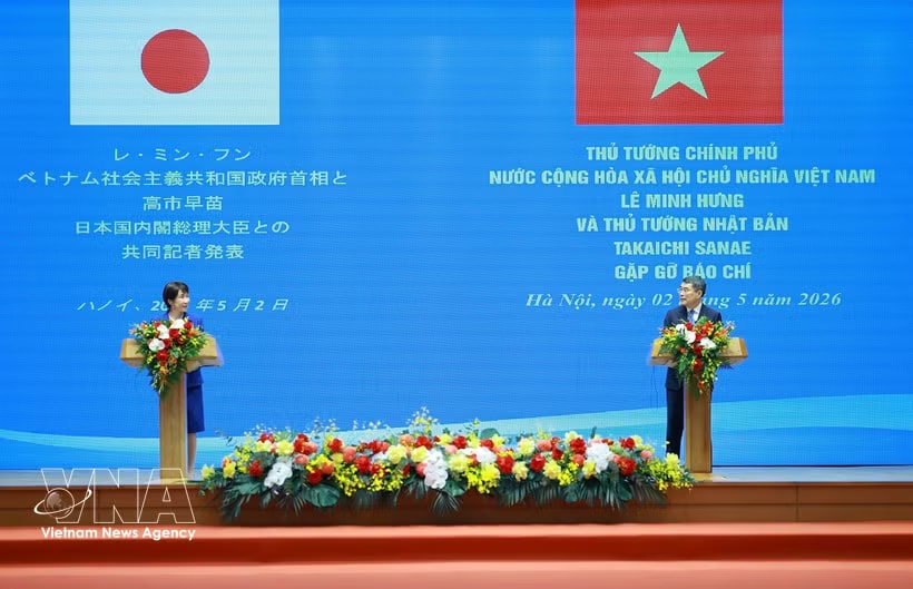 Prime Minister Le Minh Hung (R) and his Japanese counterpart Takaichi Sanae at the press briefing (Photo: VNA)