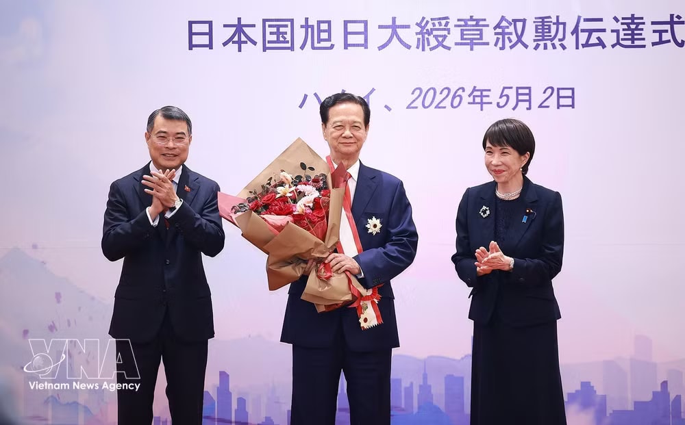 Prime Minister Le Minh Hung (left) presents flowers as Japanese Prime Minister Takaichi Sanae awards the Grand Cordon of the Order of the Rising Sun to former Prime Minister Nguyen Tan Dung. (Photo: VNA) vnanet-nguyc3aan1.jpg