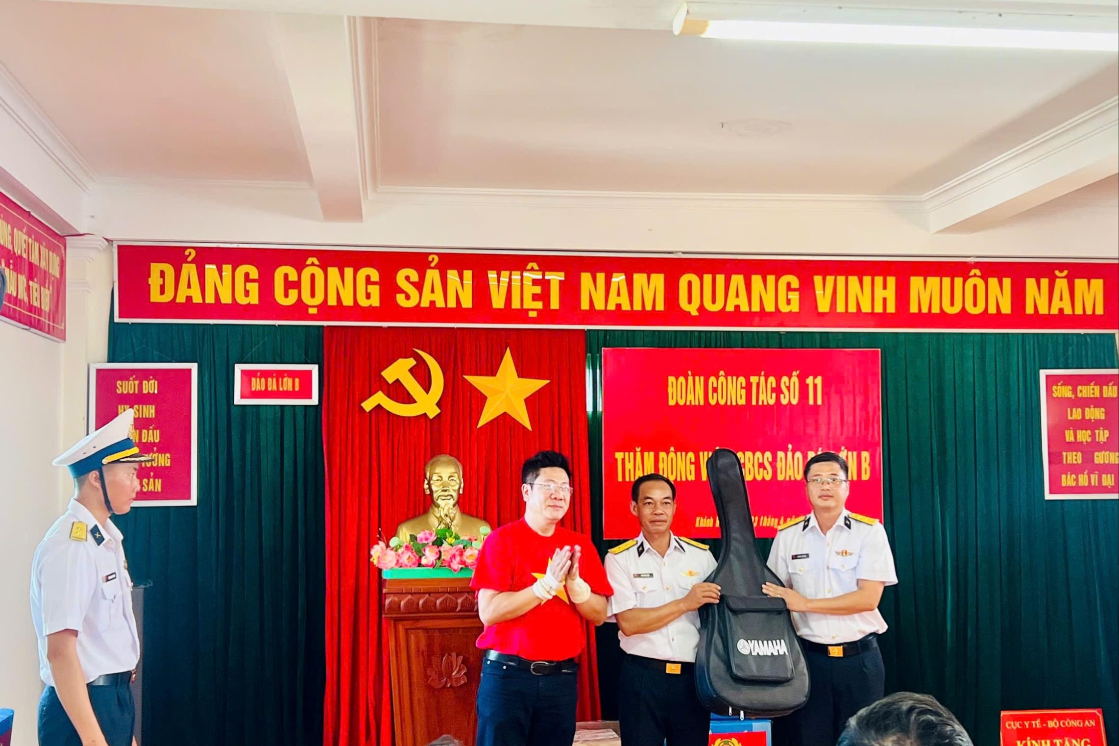nghe-si-quoc-hung(1).jpg