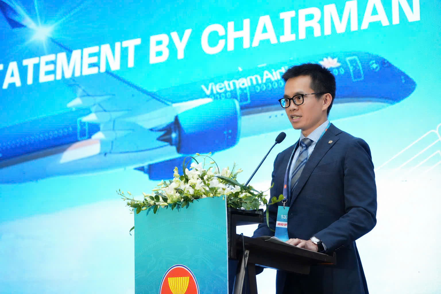 Ảnh 2: Ông Nguyễn Quang Trung - Phó Tổng giám đốc Vietnam Airlines phát biểu khai mạc, đồng thời điều hành xuyên suốt các phiên làm việc của hội nghị, định hướng nội dung thảo luận.