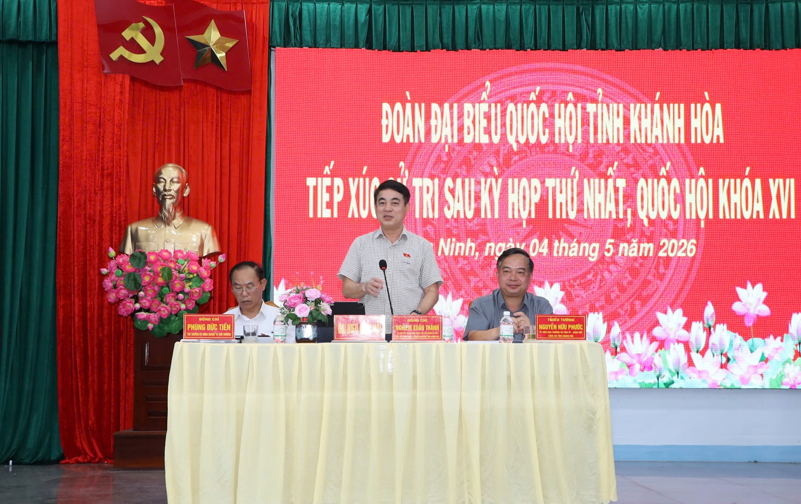 Ủy viên Trung ương Đảng, Phó Chủ nhiệm Ủy ban Kiểm tra Trung ương, Trưởng Đoàn ĐBQH tỉnh Khánh Hòa Nghiêm Xuân Thành phát biểu ý kiến