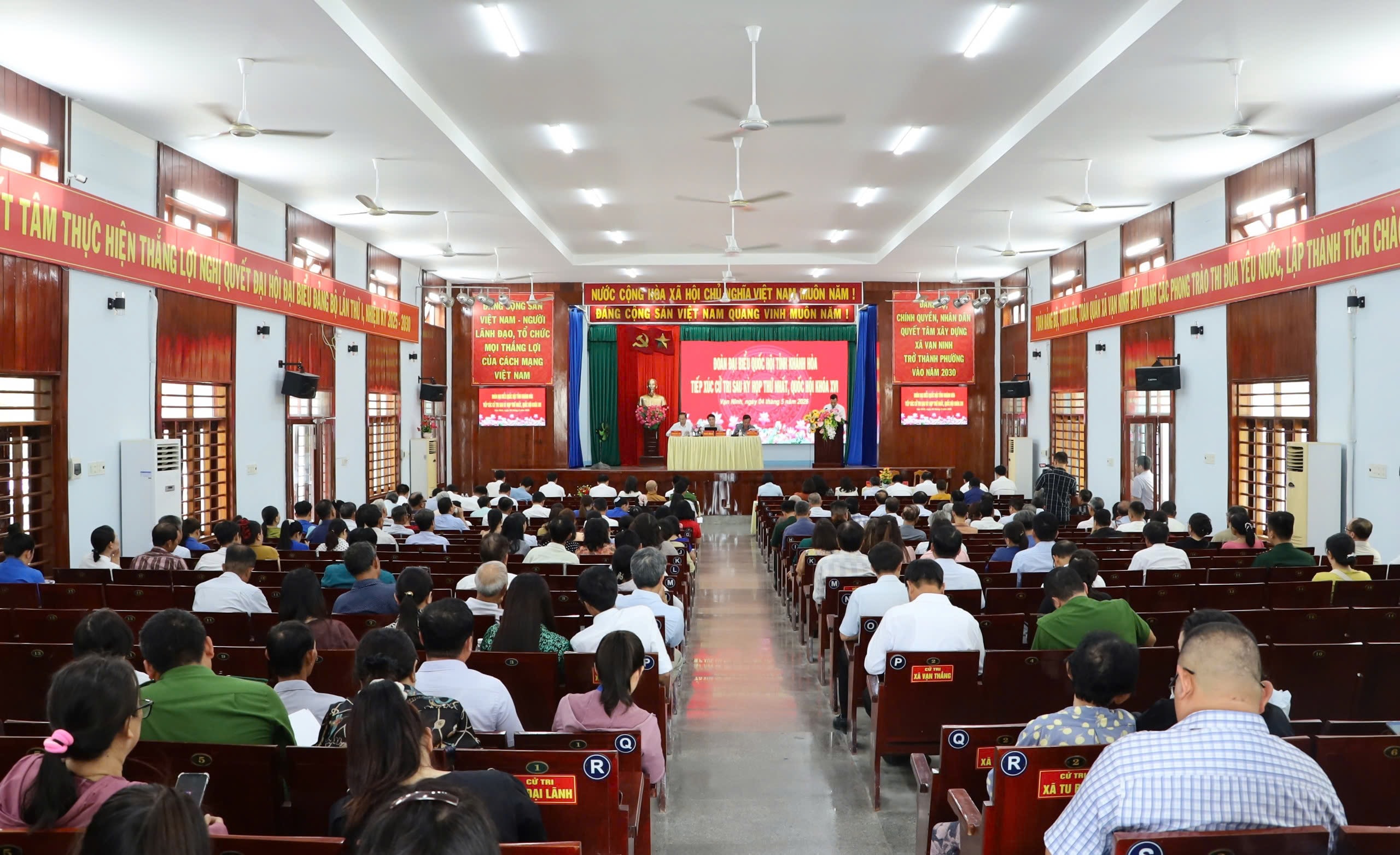 Toàn cảnh buổi tiếp xúc cử tri