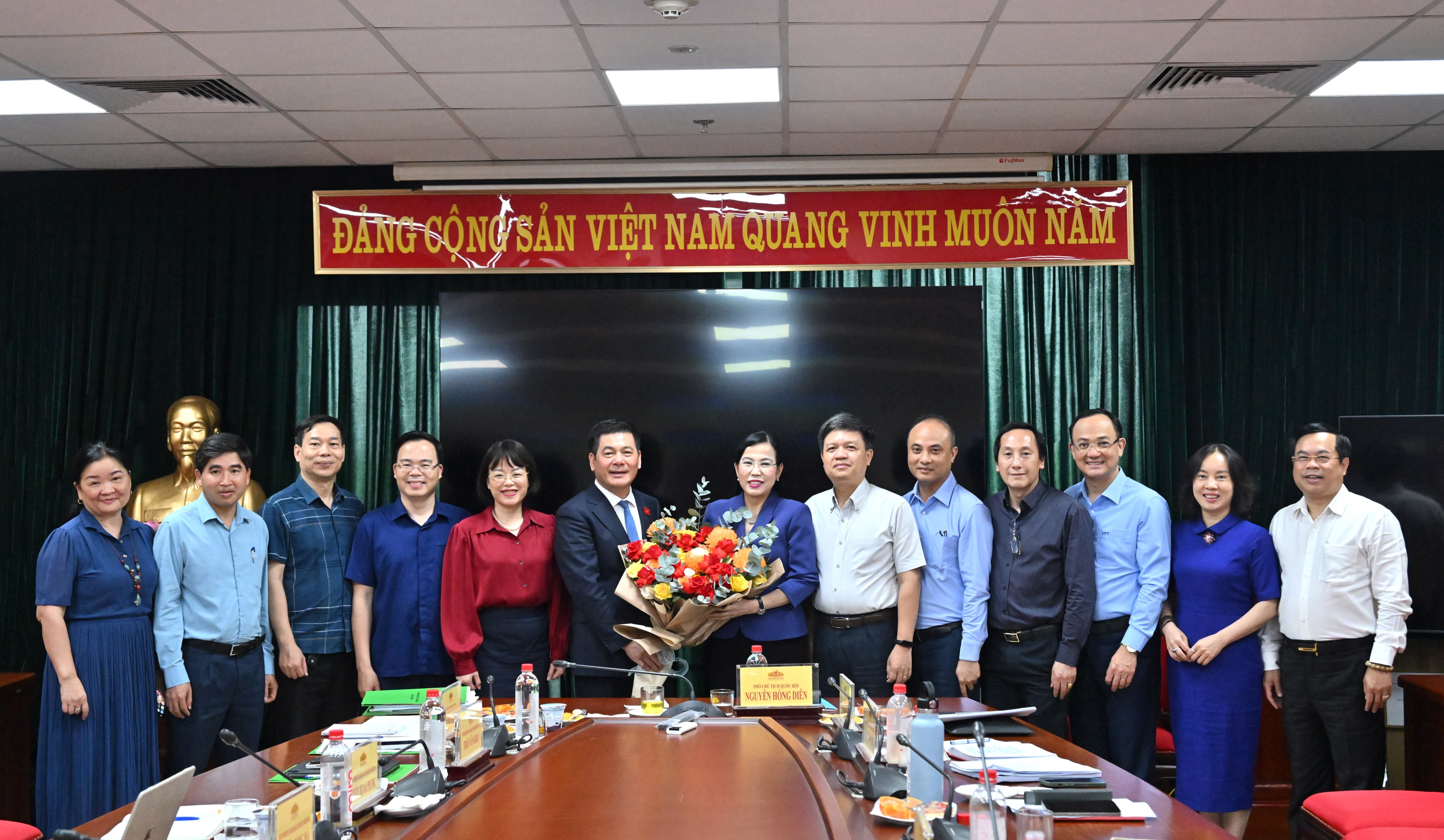 Le président de la commission des sciences, des technologies et de l'environnement, Nguyen Thanh Hai, offre des fleurs au vice-président de l'Assemblée nationale, Nguyen Hong Dien.