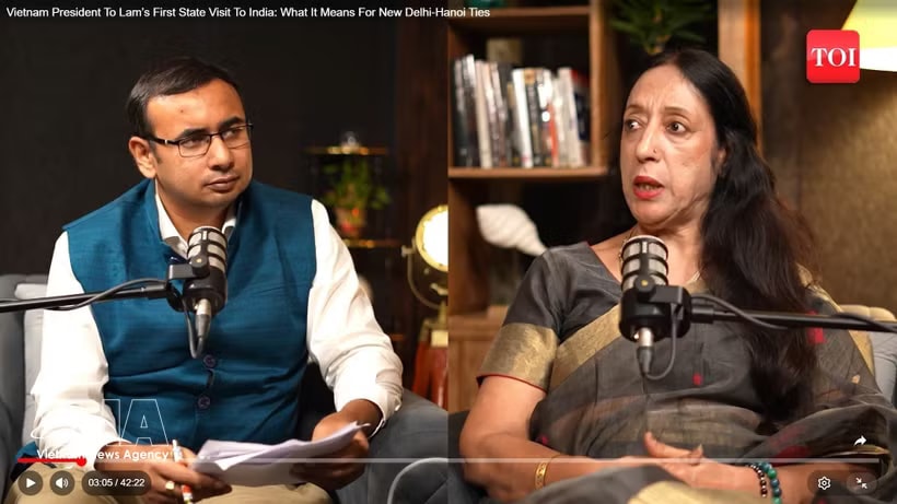 Journalist Ghosh Rudroneel interviews Professor Reena Marwah.( Photo: VNA) 