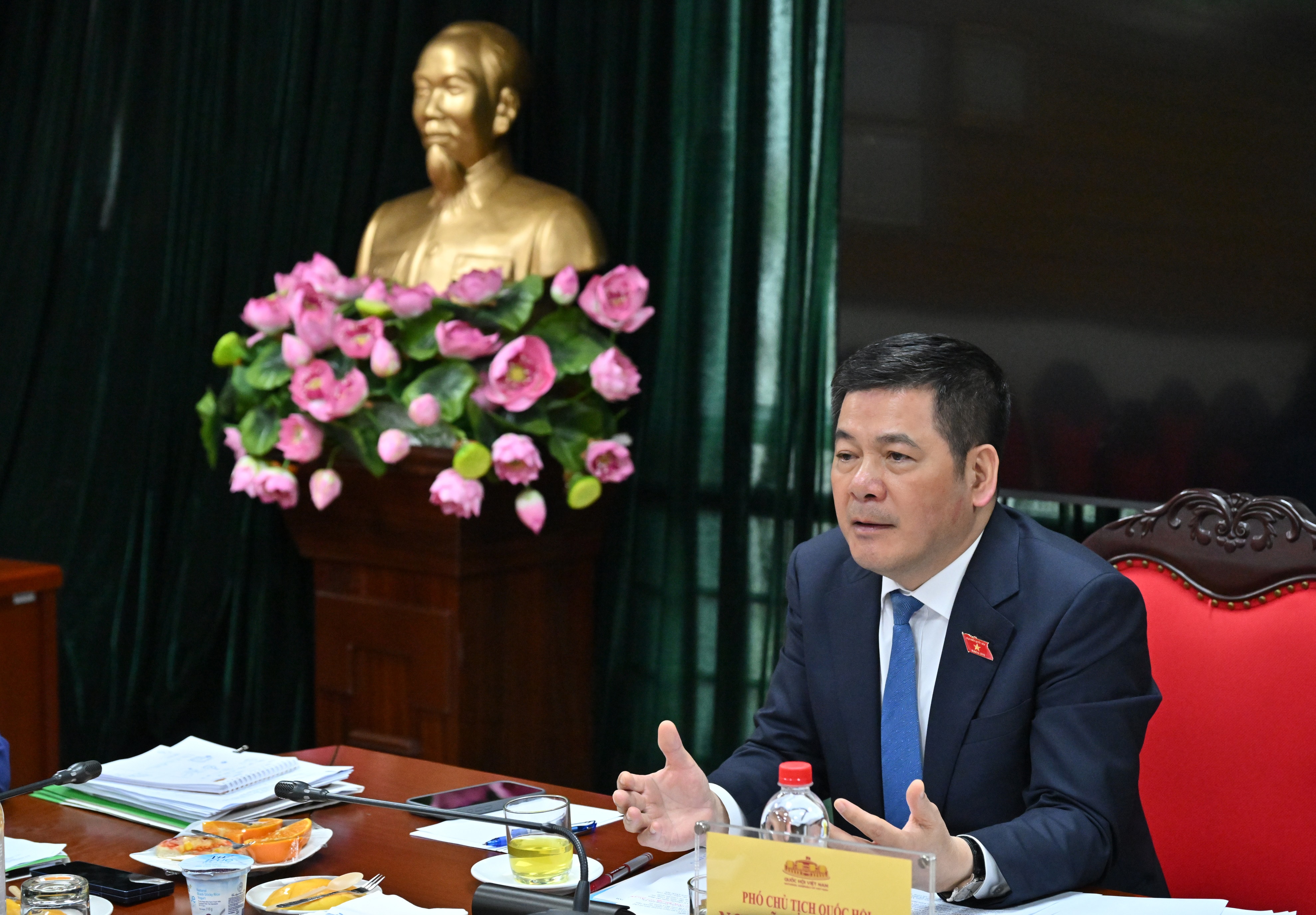 Le vice-président de l'Assemblée nationale, Nguyen Hong Dien, préside la séance VQK_2792