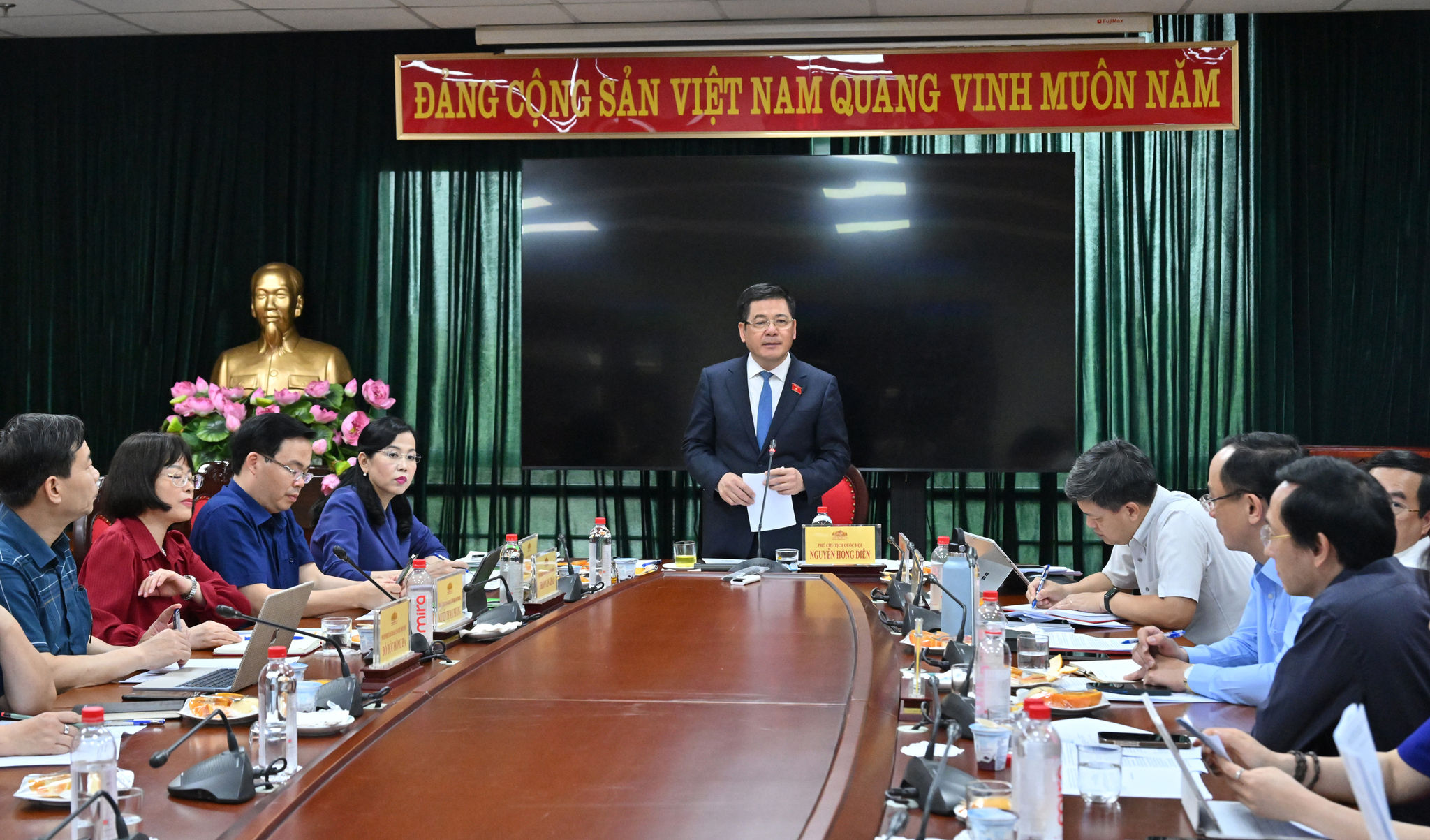 Phó Chủ tịch Quốc hội Nguyễn Hồng Diên điều hành phiên họpVQK_2807