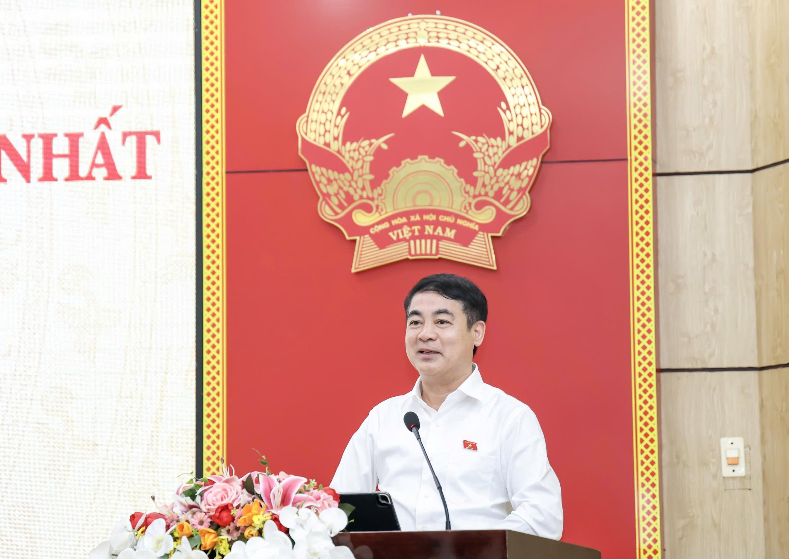 Vedoucí delegace Národního shromáždění provincie Nghiem Xuan Thanh si vyměnil názory a reagoval na stanoviska a návrhy voličů.
