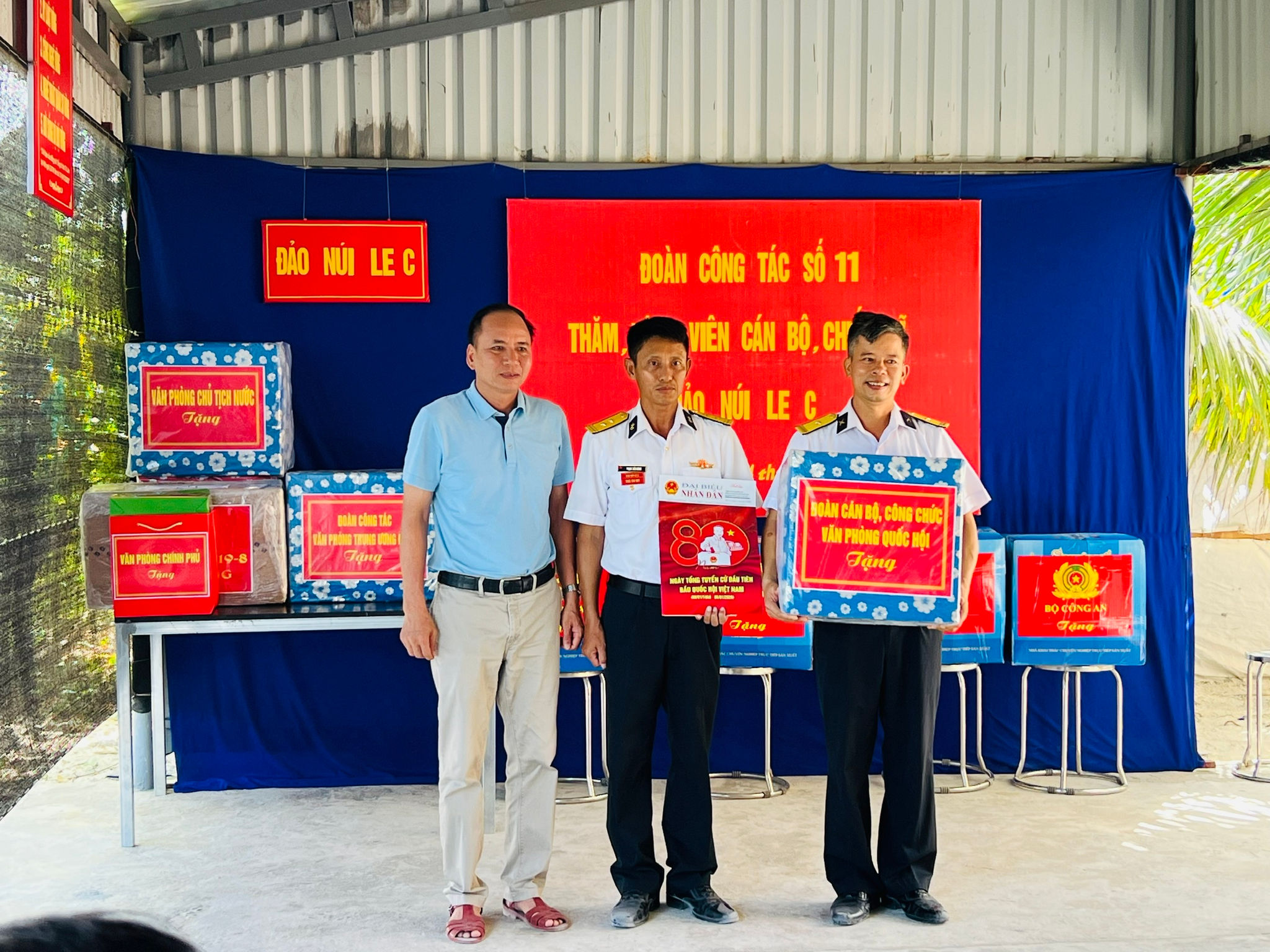 Lãnh đạo Đảo Núi Le C đón nhận Báo Đại biểu Nhân dân