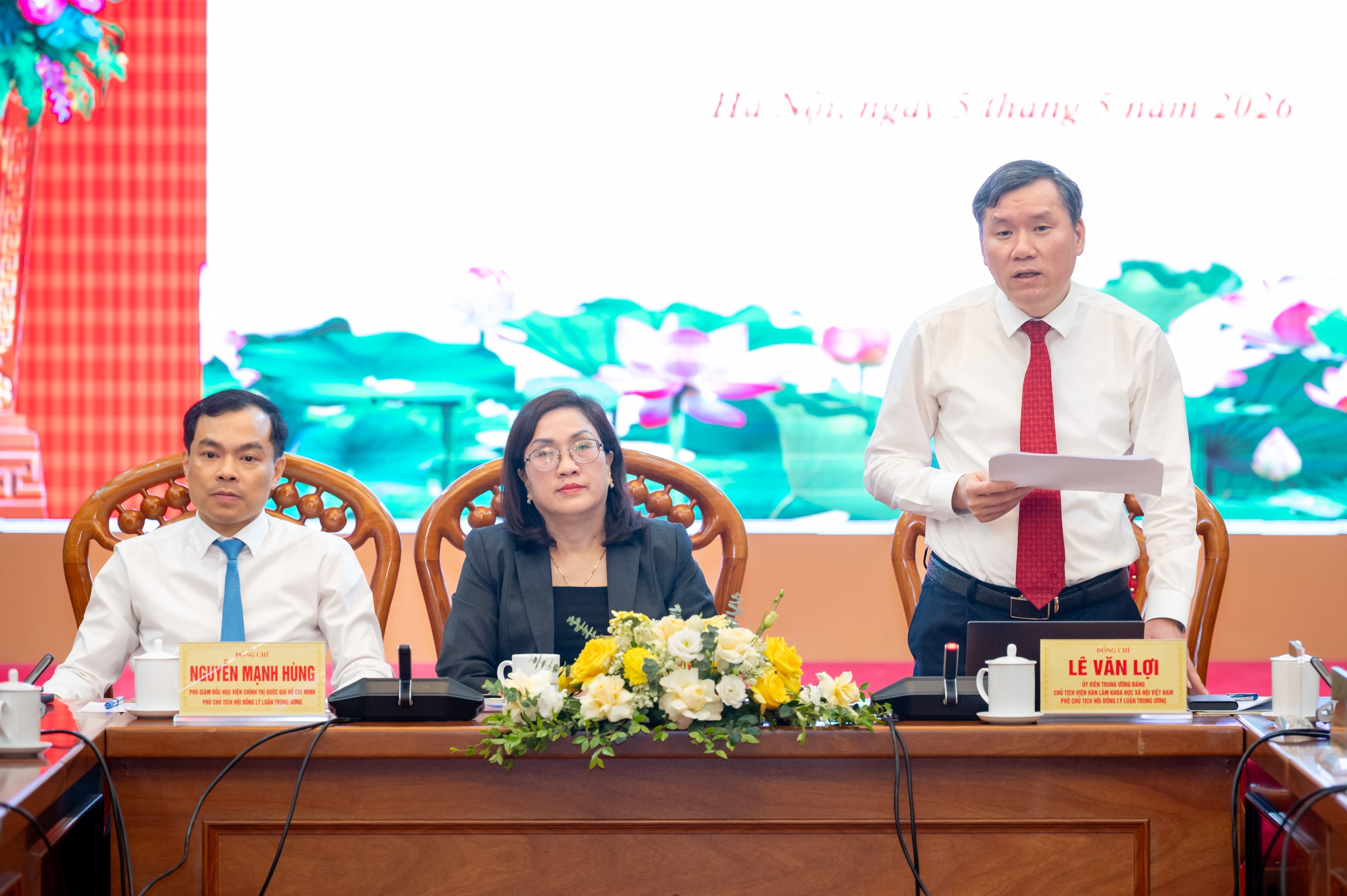 Ủy viên TƯĐ, Chủ tịch Viện hàn lâm khoa học xã hội Việt Nam Lê Văn Lợi