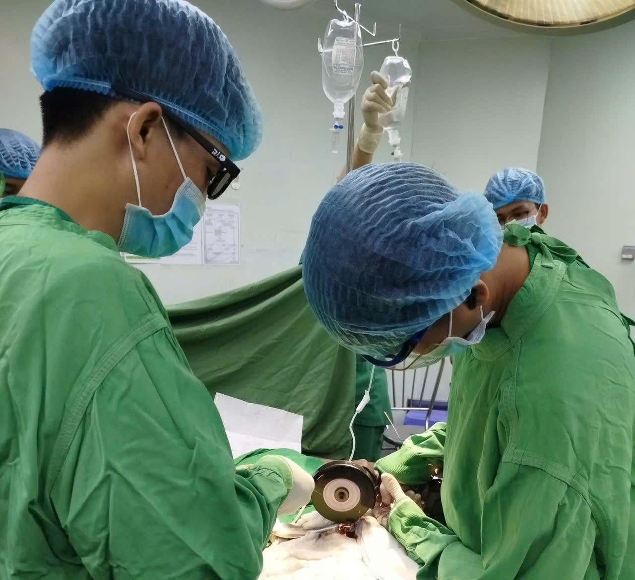 Các bác sỉ sử dụng máy cắt cấp cứu