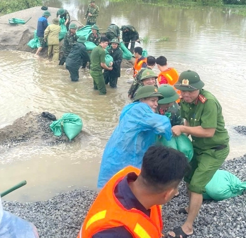 Các lực lượng trên địa bàn khắc phục sự cố đê điều, bảo đảm an toàn. Ảnh HNM