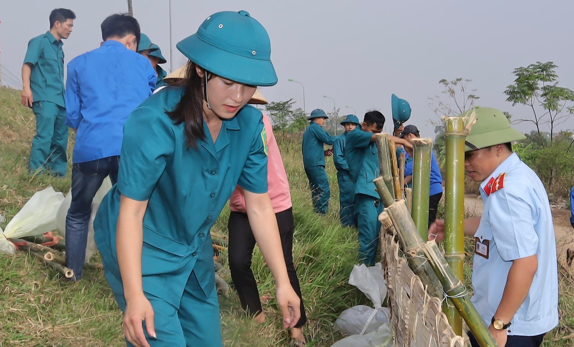 Cơ quan chức năng của Hà Nội diễn tập phương án hộ đê, phòng, chống thiên tai. Ảnh HNM