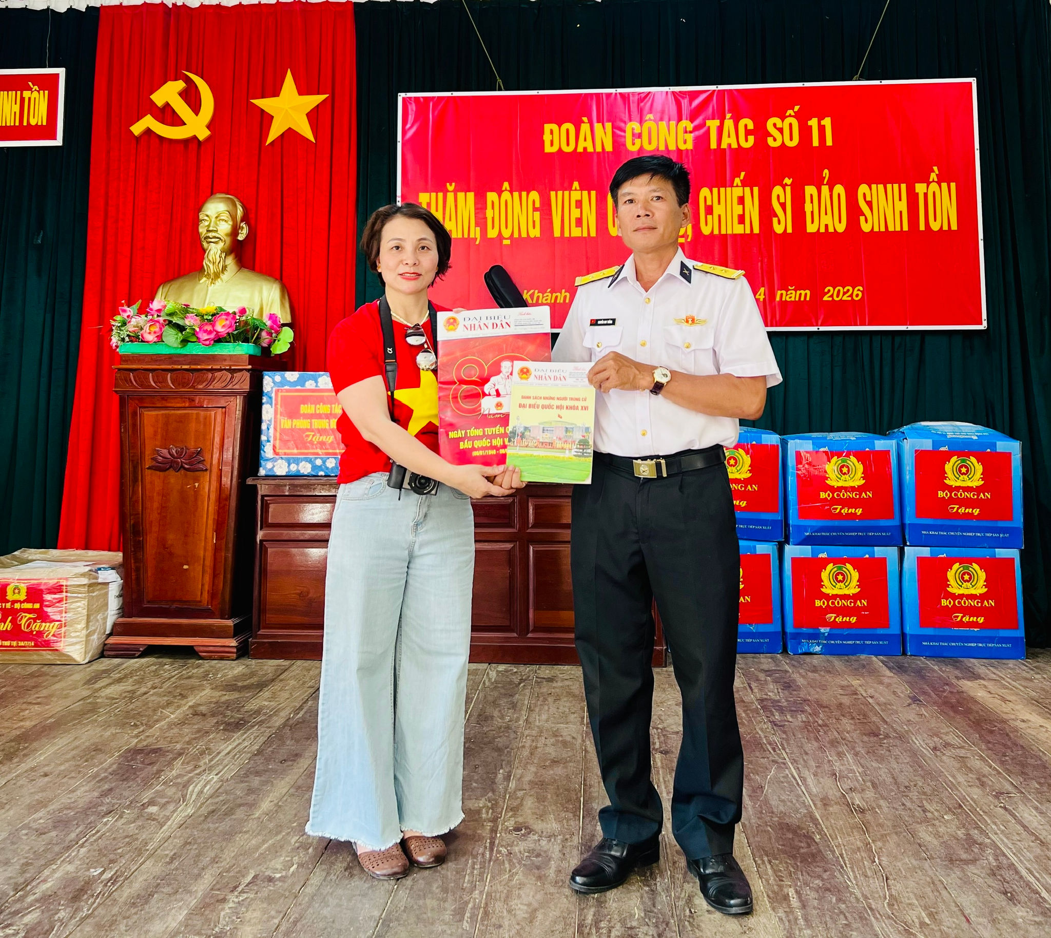 Phóng viên Báo Đại biểu Nhân dân tặng báo tới các chiến sĩ Đảo Sinh Tồn