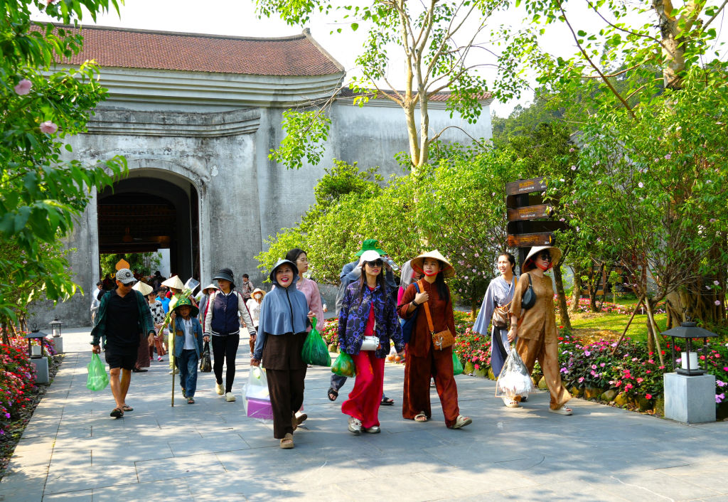 Du khách hành hương về Yên Tử để chiêm bái. Ảnh Hoàng Quỳnh (Q.M.G)