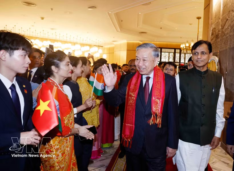 Representatives of the Vietnamese community and staff of the Vietnamese Embassy in India welcome Party General Secretary and Stae President To Lam. (Photo: VNA)