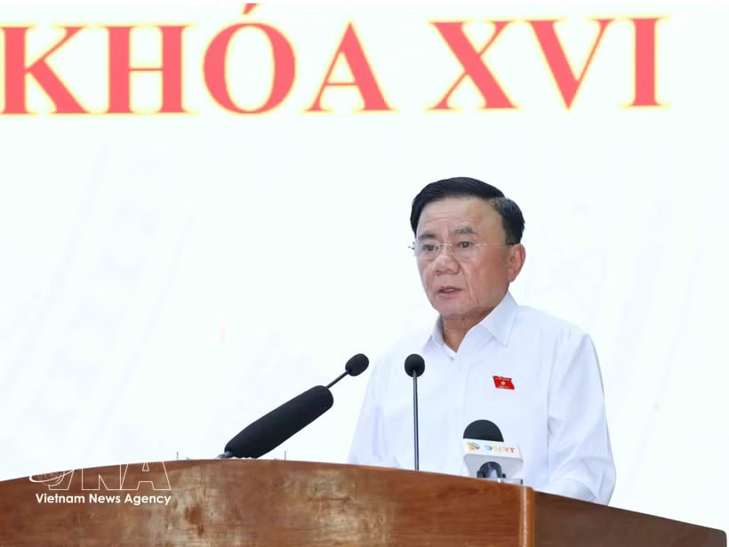 Politburo member and Permanent member of the Party Central Committee’s Secretariat Tran Cam Tu speaks at a meeting with voters in Da Nang city on May 5. (Photo: VNA)