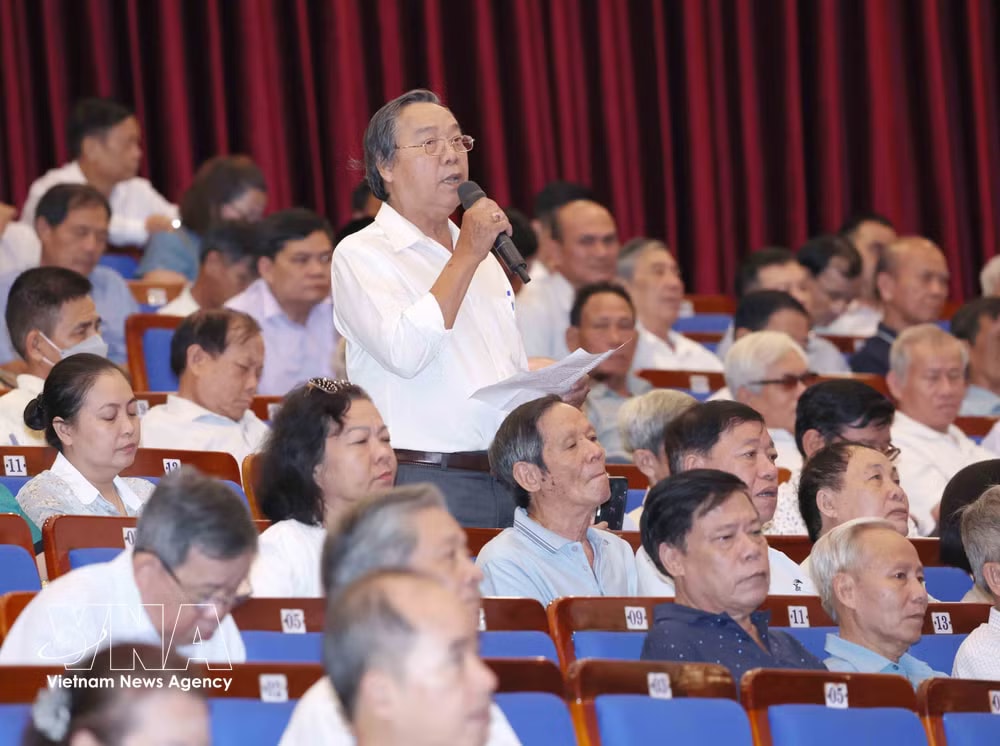 Voter Ngo Nhat Anh from Thanh Khe ward raises a question at the meeting (Photo: VNA) vnanet-da-nang2.jpg