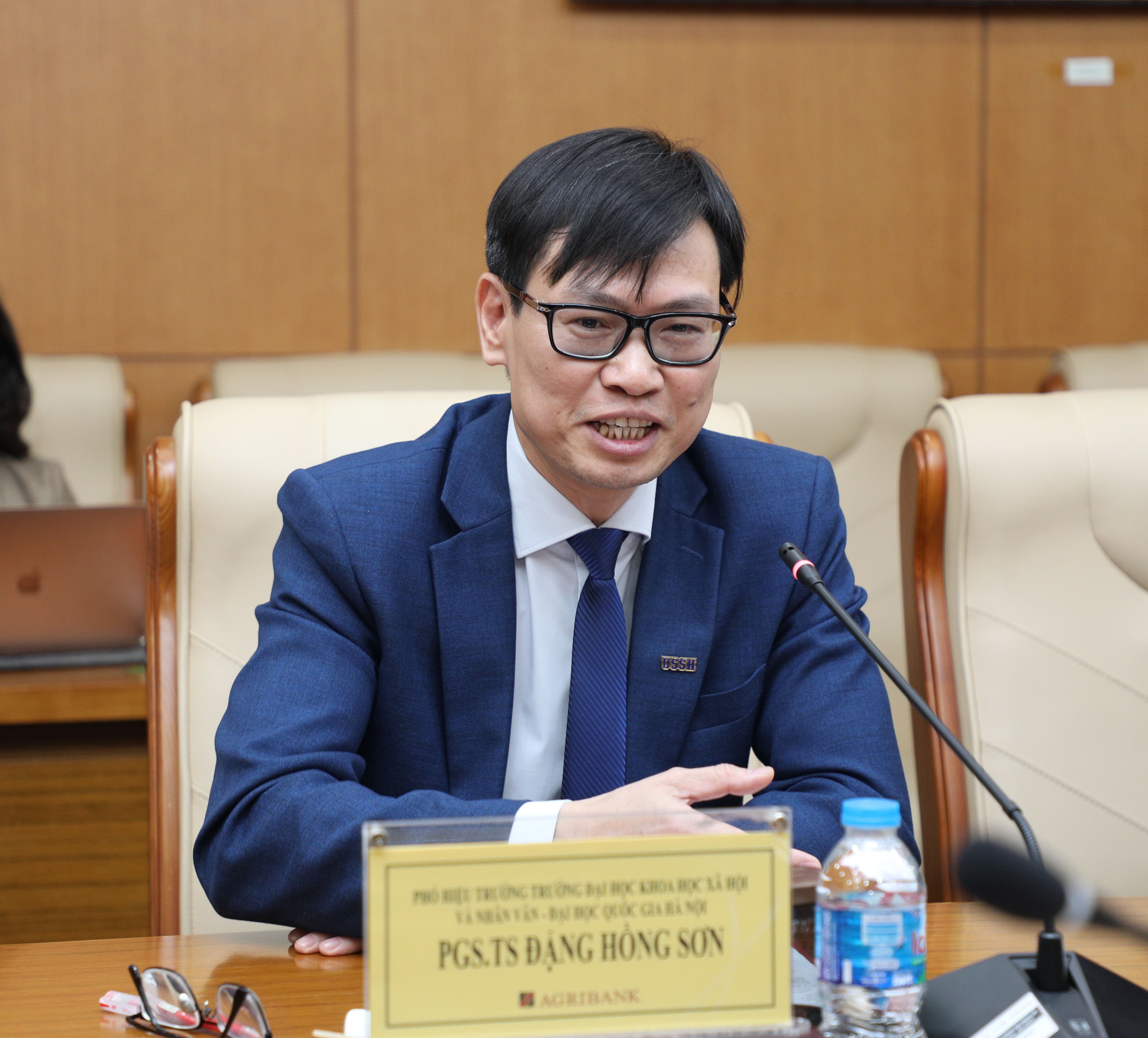 Phó Hiệu trưởng Trường Đại học Khoa học, Xã hội và Nhân văn, Đại học quốc gia Hà Nội PGS.TS Đặng Hồng Sơn phát biểu tại toạ đàm