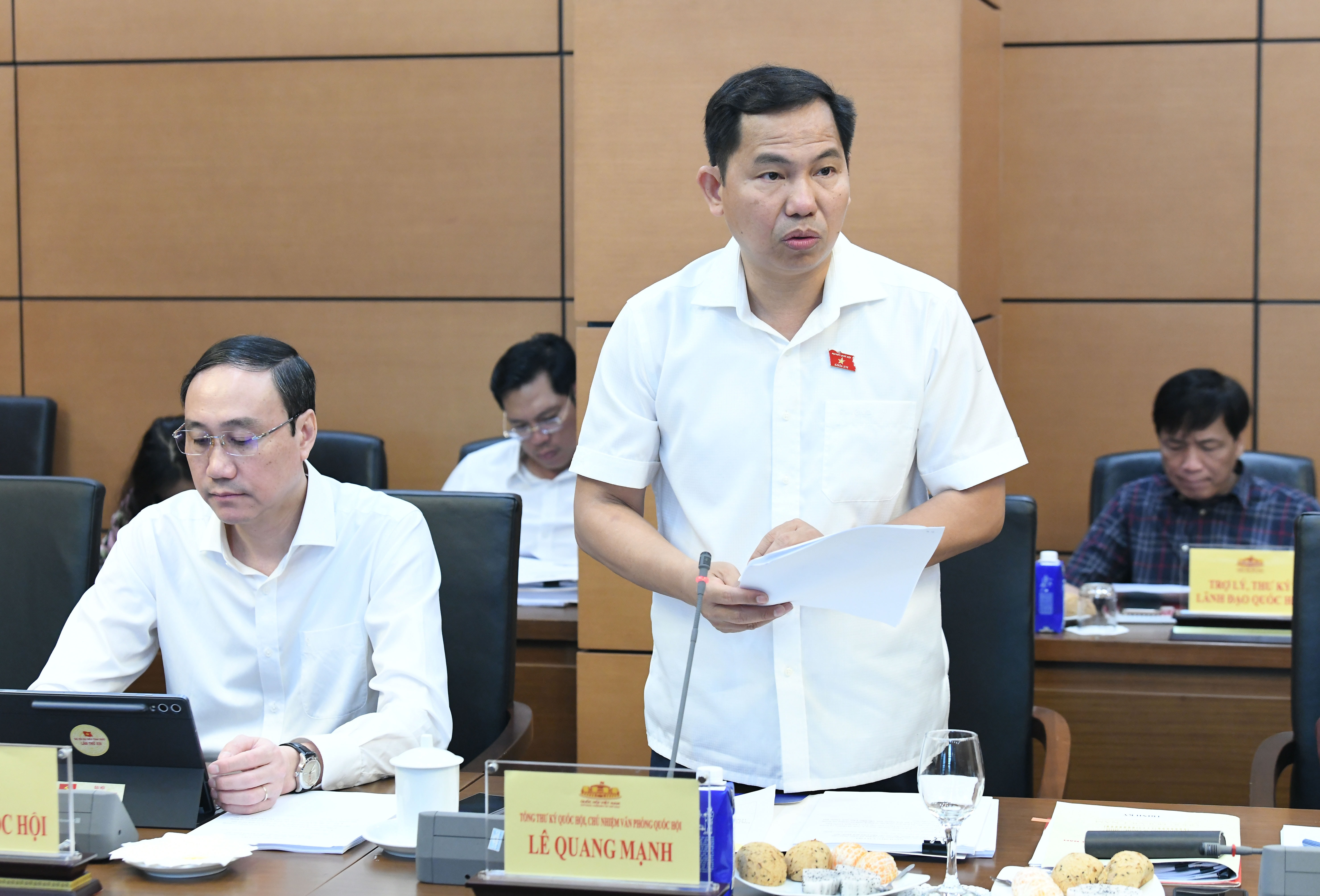 Tổng thư ký, Chủ nhiệm VPQH Lê Quang Mạnh trình bày báo cáo
