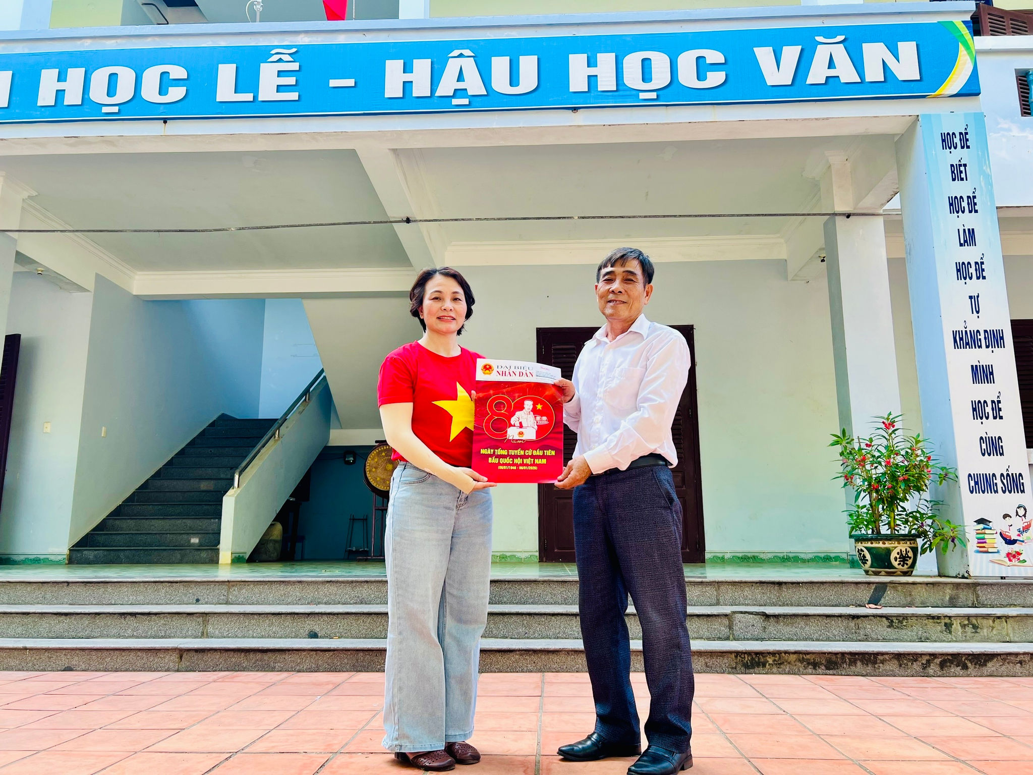 Phóng viên Báo Đại biểu Nhân dân tặng báo tới Thầy Lê Xuân Hạnh, Hiệu trưởng Trường Tiểu học Trường Sa