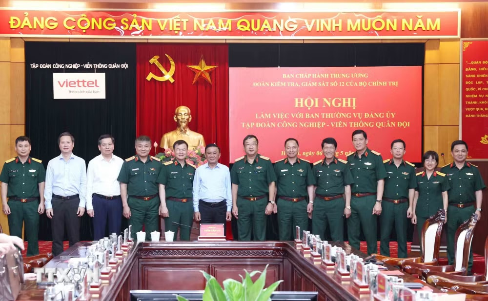 b0cc9374-_ttxvn-doan-kiem-tra-giam-sat-so-12-cua-bo-chinh-tri-lam-viec-voi-ban-thuong-vu-dang-uy-tap-doan-viettel-3.jpg.avif.jpg