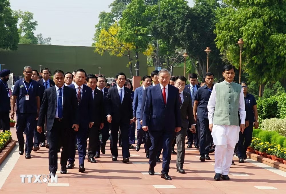 b4ff3a190a0d9beac176e6e0f74cb6c-_ttxvn-tong-bi-thu-chu-tich-nuoc-to-lam-dat-vong-hoa-tuong-niem-mahatma-gandhi-2.jpg.avif.jpg